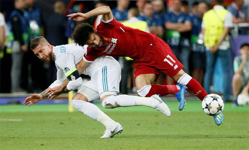 Pha kẹp tay Salah của Ramos