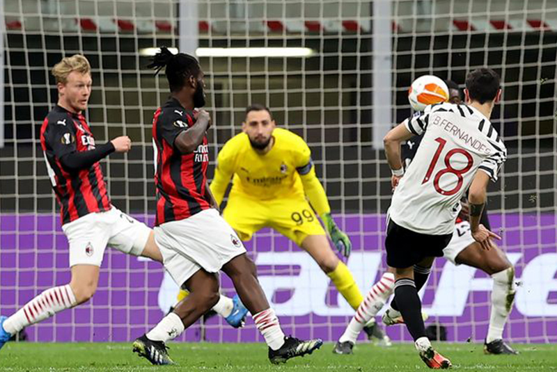 Bruno bị cầu thủ AC Milan theo kèm khá sát ở trận đấu này