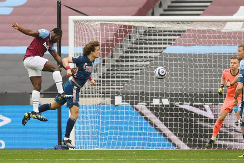 Antonio bật cao đánh đầu nâng tỷ số lên 3-0 cho West Ham