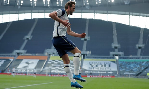 Harry Kane ăn mừng bàn thắng nâng tỷ số lên 2-0