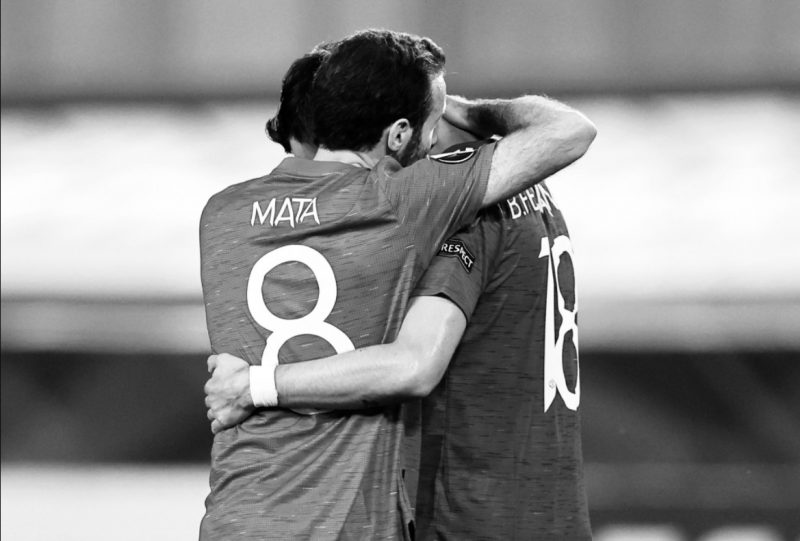 Bruno Fernandes đăng tải một tấm ảnh đen trắng anh cùng Mata đang ôm chặt nhau. Số 18 của Man United viết: “Xin gửi đến cậu và gia đình một cái ôm thật chặt, bạn của tôi”.