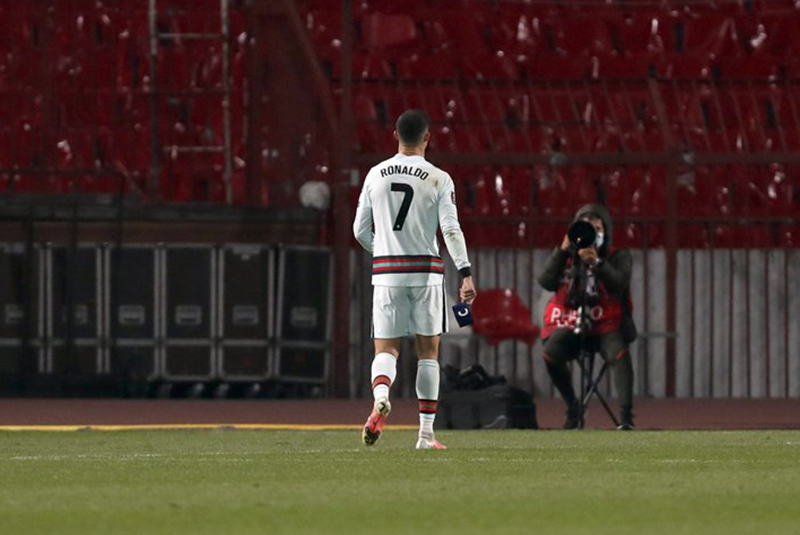 Việc Ronaldo ném băng đội trưởng vô tình cứu sống 1 thiên thần | Hình 13