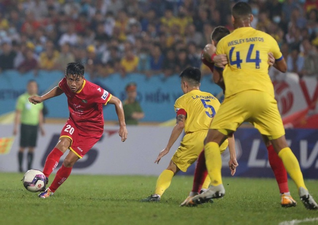 Vòng 7 V-League: HAGL tiếp tục bay cao, Nam Định tạo bất ngờ | Hình 12