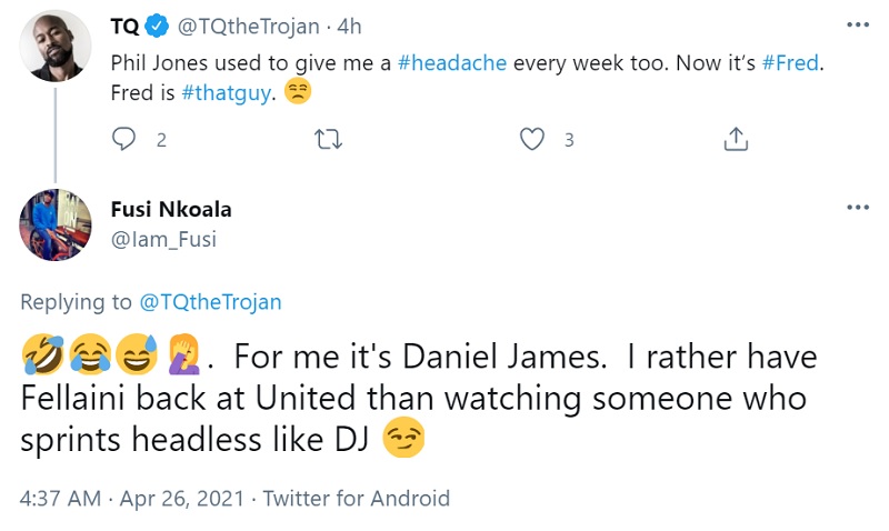 Tài khoản TQ viết: "Phil Jones từng khiến tôi đau đầu mỗi tuần, và giờ đến lượt Fred", và phía bên dưới, Fusi Nkoala trả lời: "Với tôi người đó là Daniel James. Tôi thà xem Fellaini trở lại thi đấu cho Manchester United còn hơn là một thằng chỉ biết tăng tốc một cách không có não như Daniel James"