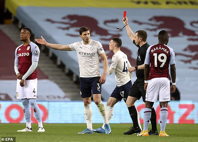 John Stones khiến Man City phải chơi thiếu người ngay trong hiệp 1