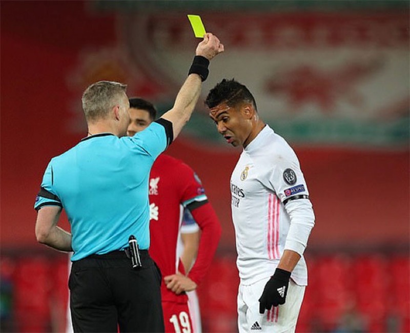 Tình huống Casemiro nhận thẻ vàng trong trận gặp Liverpool