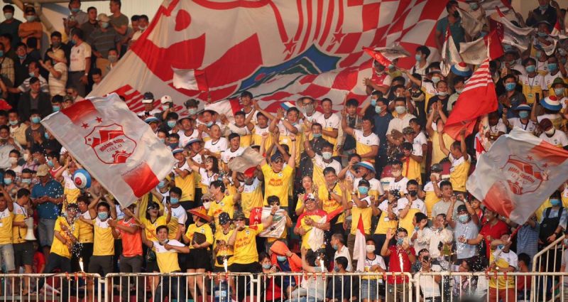 NHM bóng đá Thái Lan "ganh tỵ" về những khán đài chật kín khán giả tại V-League