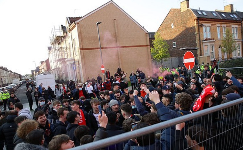 Cổ động viên Liverpool tập trung ở các con đường dẫn tới Anfield hòng khủng bố tinh thần đội khách