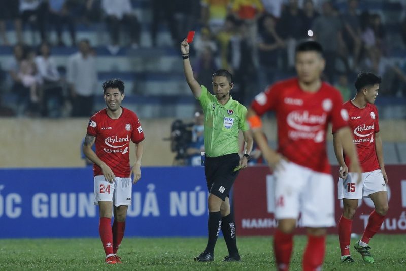 Lee Nguyễn nhận thẻ đỏ trong trận đấu với Nam Định