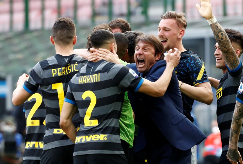 Thầy trò HLV Conte ăn mừng sau khi chọc thủng lưới Verona