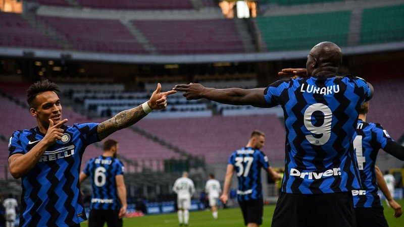 Sao tấu Lukaku - Martinez giúp Inter Milan duy trì khoảng cách an toàn với nhóm bám đuổi