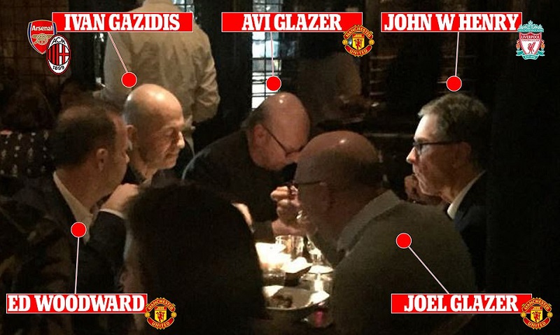 Bức ảnh được chụp vào năm 2017 trong bữa ăn giữa các ông chủ Man United, Arsenal và Liverpool để bàn bạn ý tưởng thành lập Super League