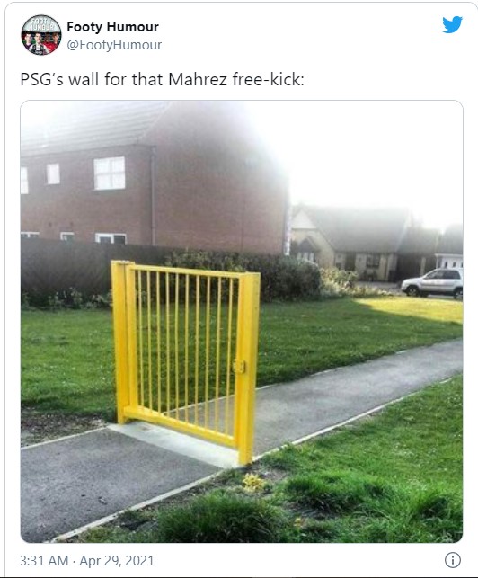 Trang Footy Humour có hình ảnh một hàng rào thật mang phép so sánh "hàng rào người" của PSG vô dụng trước pha làm bàn của Riyad Mahrez
