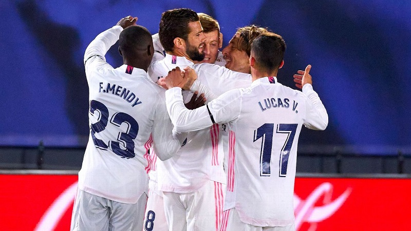 Các cầu thủ Real Madrid vui mừng với chiến thắng