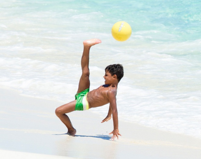 Ronaldo Jr bộc lộ tài năng đá bóng ngay từ khi còn rất nhỏ