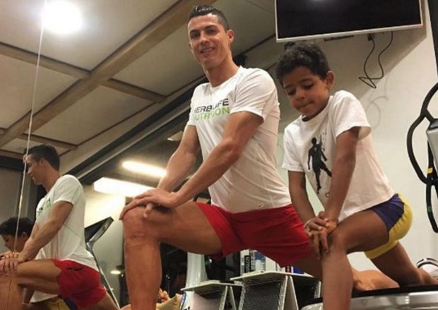 Ronaldo yêu cầu con trai mình phải có nền tảng thể lực ngay từ nhỏ