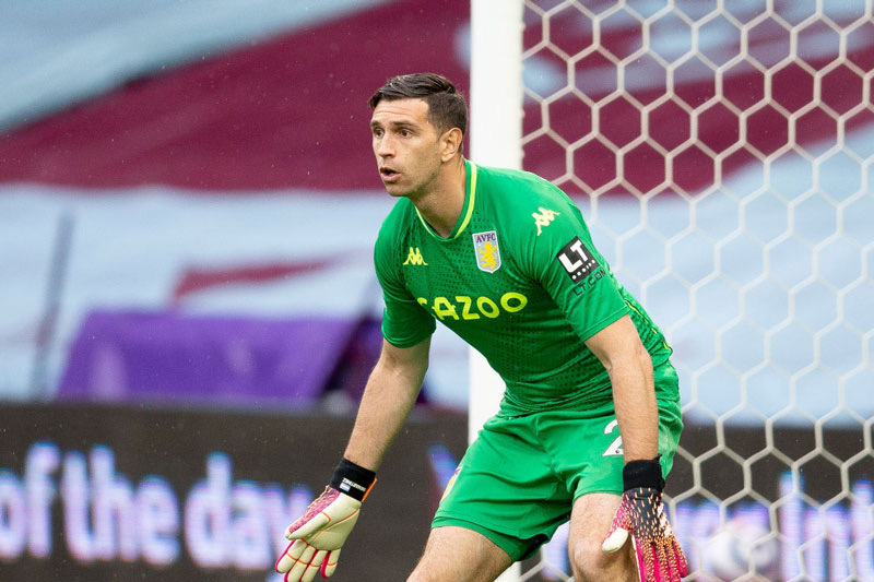 Emiliano Martinez có mùa giải xuất sắc trong màu áo Aston Villa