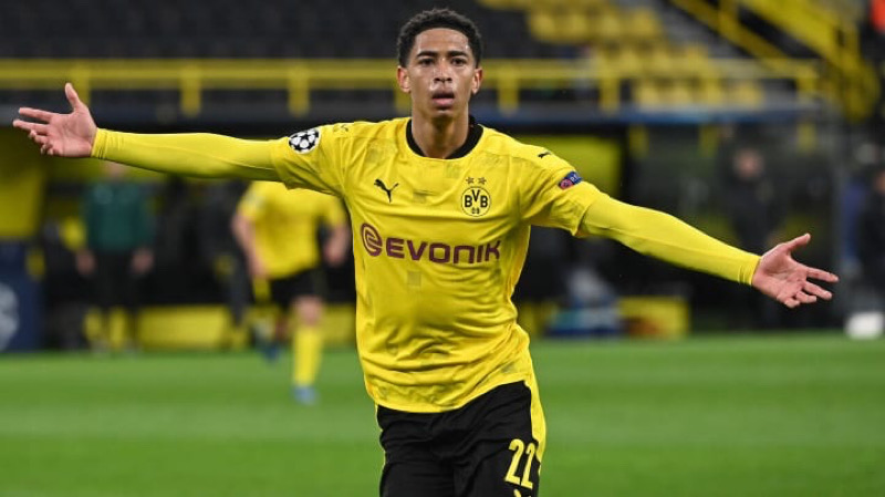 Ở tuổi 18, Jude Bellingham đã là cái tên quen thuộc trong đội hình của Dortmund