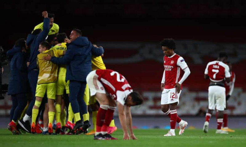 Các cầu thủ Arsenal gục ngã khi dừng bước tại bán kết Europa League