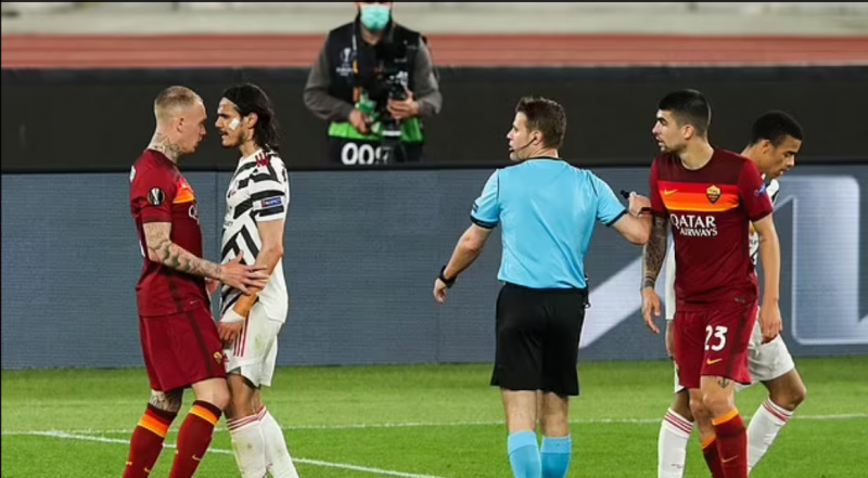 Fan MU phát cuồng khi chứng kiến Cavani bảo vệ Greenwood trước Roma | Hình 1