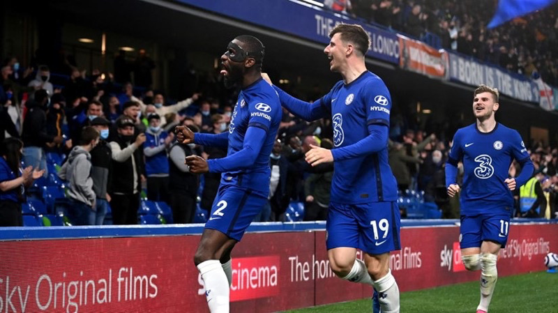 Rudiger và các đồng đội tại Chelsea ăn mừng bàn thắng vào lưới Leicester