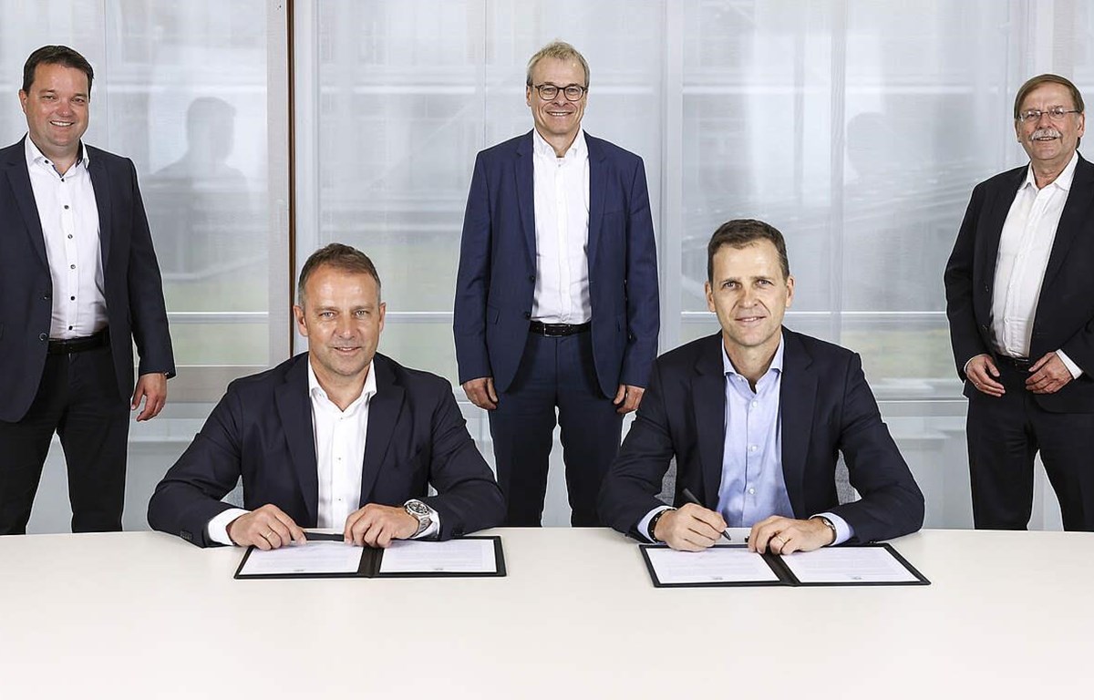Lễ ký kết hợp đồng giữa cựu HLV Bayern và LĐBĐ Đức