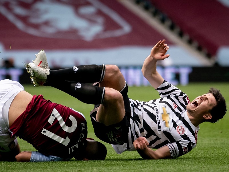 Hình ảnh Maguire chấn thương trong trận gặp Aston Villa