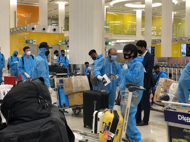 HLV Park Hang-seo cùng đoàn Việt Nam mặc đồ bảo hộ kín mít tại sân bay UAE