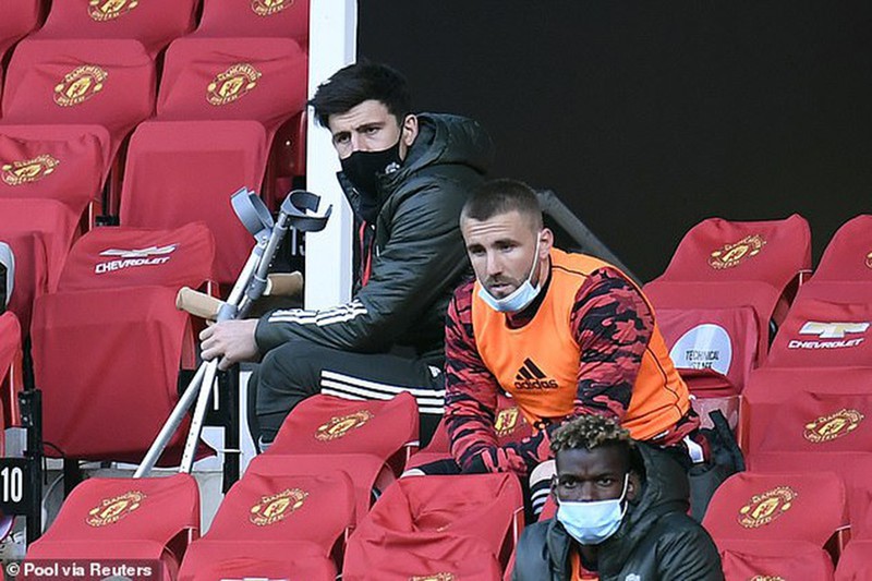Trung vệ đội trưởng của MU xuất hiện với cặp nạng trong trận đấu bù với Liverpool