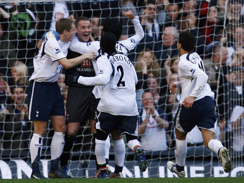 Đồng đội tại Tottenham chia vui cùng Paul Robinson