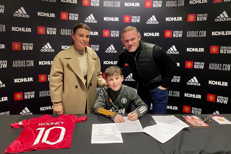 Tất tần tật về con trai Rooney: Rooney và Coleen cùng tham dự buổi ký hợp đồng của con trai