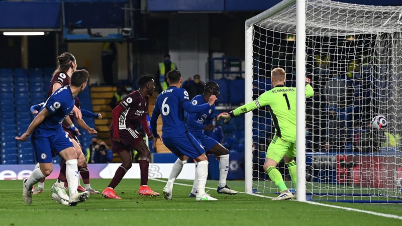 Kasper Schmeichel bất lực trong 2 bàn thua của Leicester