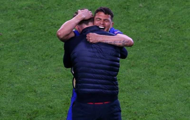 Thiago Silva ăn mừng cùng HLV Thomas Tuchel khi giành danh hiệu Champions League