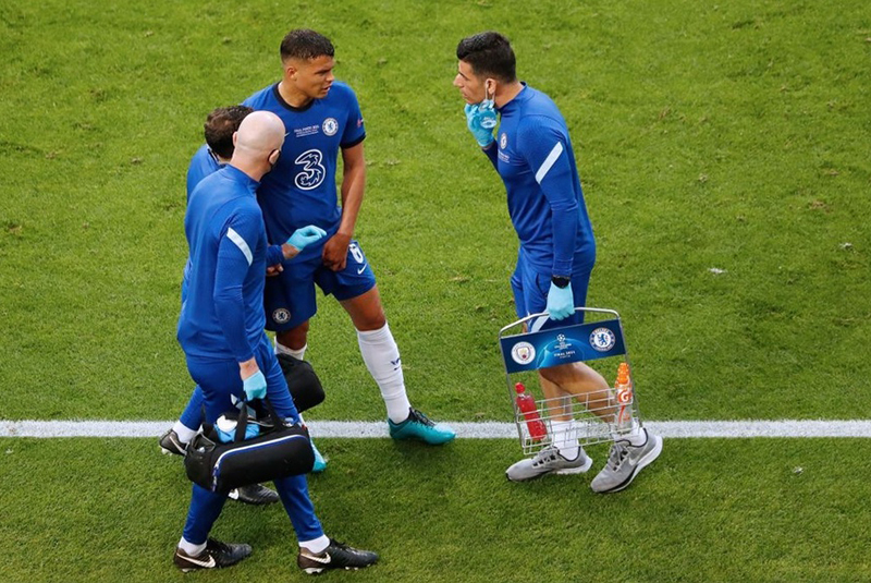 Thiago Silva phải rời sân sớm vì chấn thương