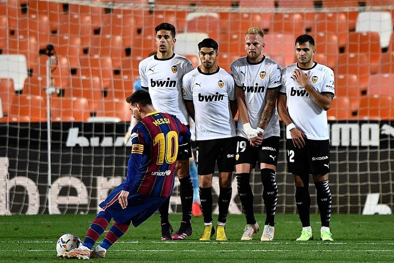 Lionel Messi thăng hoa với cú đúp vào lưới Valencia