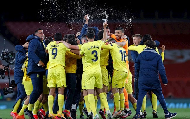 Các cầu thủ Villarreal ăn mừng sau khi vào chung kết Europa League