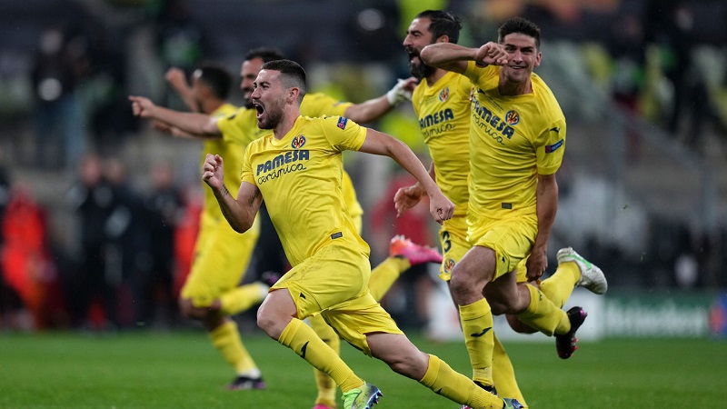 Niềm vui của các cầu thủ Villarreal sau loạt sút penalty