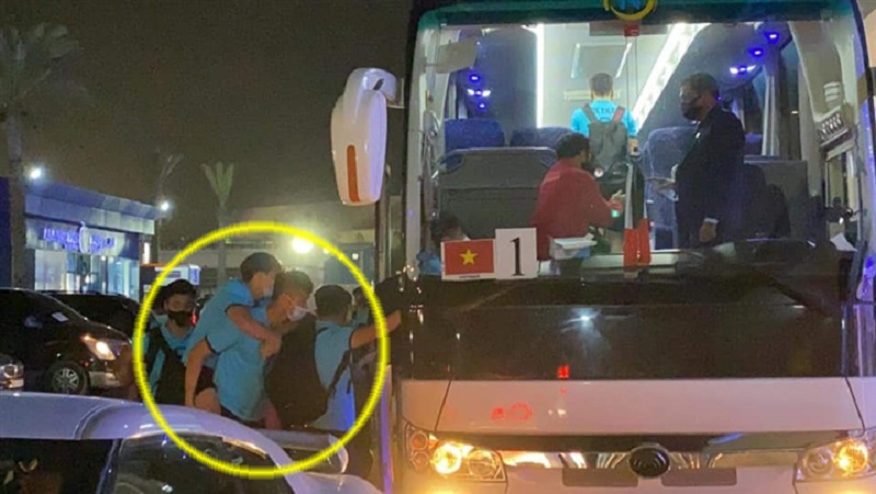 Hình ảnh Văn Toàn được đồng đội cõng lên xe buýt của ĐT Việt Nam sau trận gặp Indonesia khiến NHM xót xa