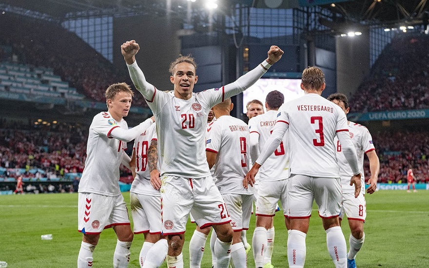 Đan Mạch lách qua khe cửa hẹp để vào vòng 16 đội EURO 2021