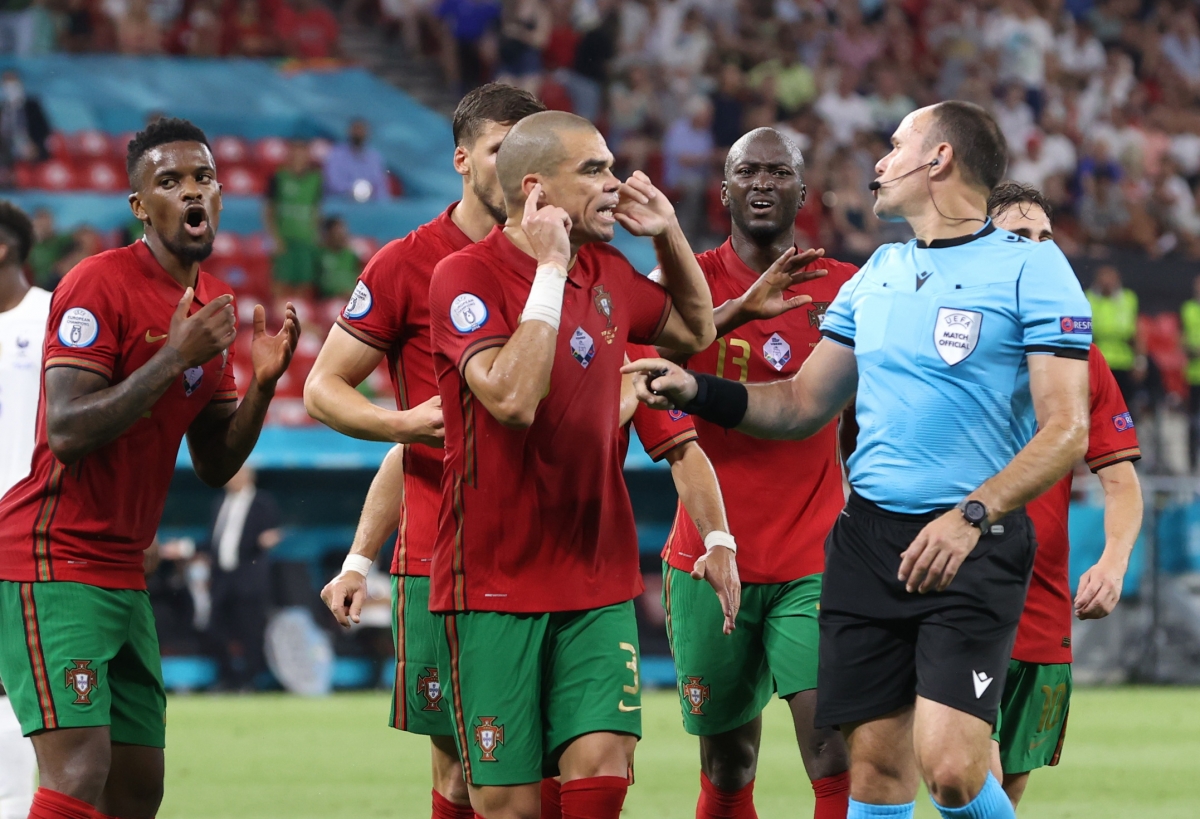 Các cầu thủ đội tuyển Bồ Đào Nha phân trần với trọng tài về tình huống để bóng chạm tay trong khu vực 11m
