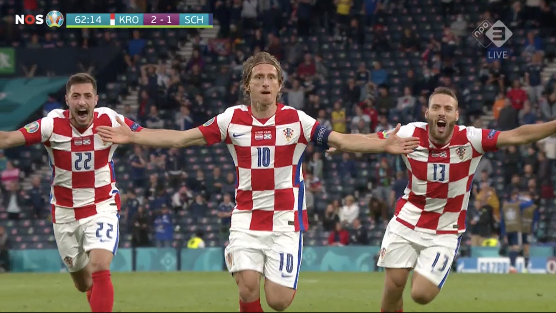 Màn trình diễn thượng hạng của Luka Modric đã giúp Croatia giành tấm vé đi tiếp với vị trí nhì bảng 