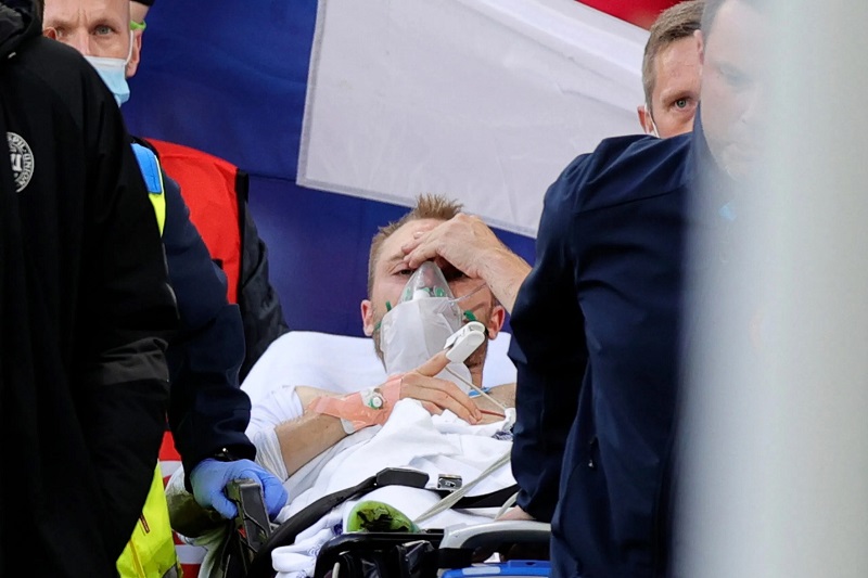 Eriksen đã tỉnh lại trước khi được đưa vào bệnh viện