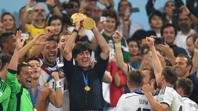 HLV Joachim Low cùng các học trò tại tuyển Đức nâng cao chức vô địch World Cup 2014