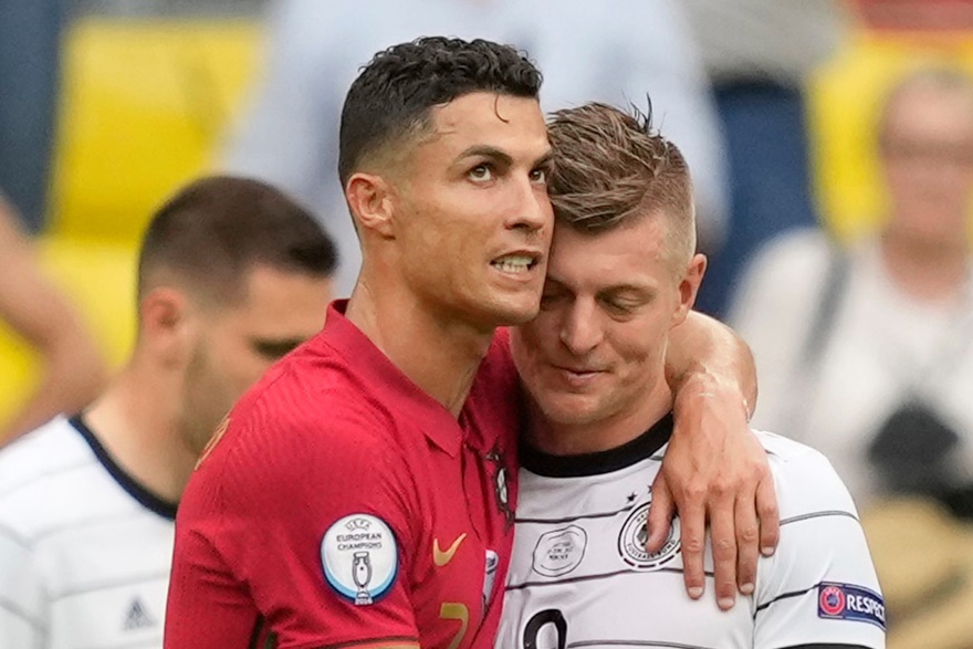 Ronaldo và Kroos trò chuyện thân mật sau trận đấu giữa Đức vs Bồ Đào Nha
