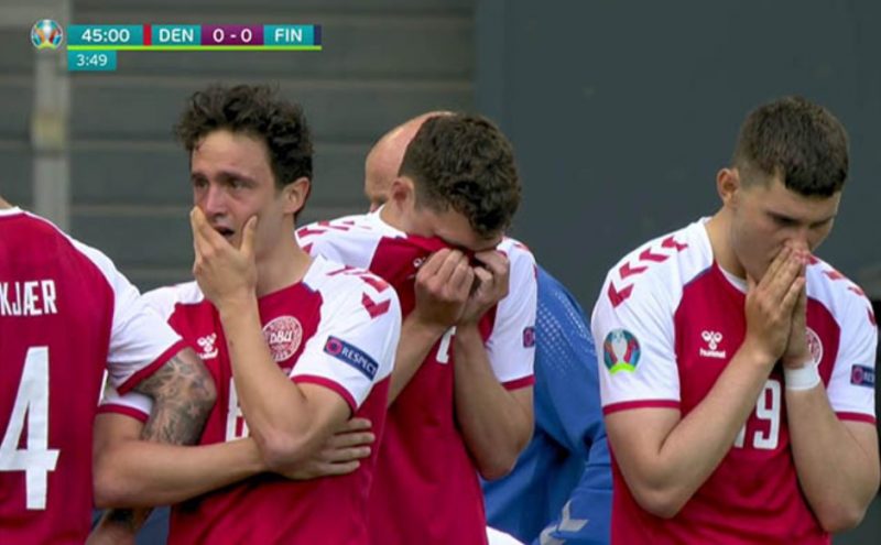 Nhiều cầu thủ Đan Mạch đã không cầm được nước mắt vì lo sợ cho Christian Eriksen