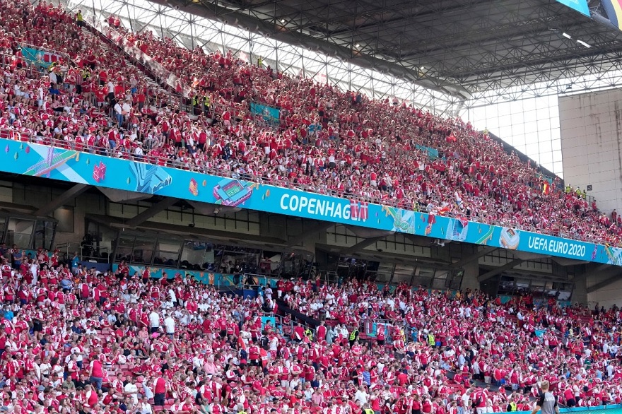 Quang cảnh sôi động trên các khán đài sân vận động Parken tại EURO 2020