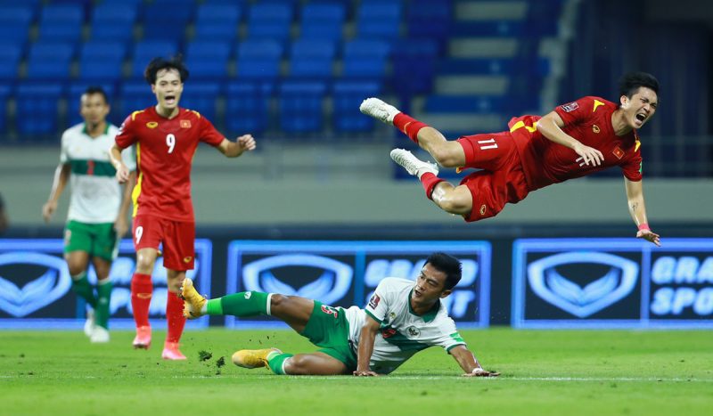 Pha vào bóng kinh hoàng của cầu thủ Indonesia khiến Tuấn Anh dính chấn thương