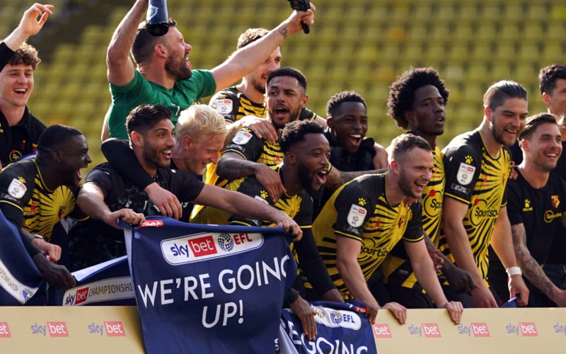 Các cầu thủ Watford ăn mừng khi giành suất tham dự Ngoại Hạng Anh mùa 2021/2022