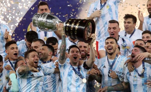 Argentina giành chiến thắng tối thiểu trước Brazil qua đó nâng cao chiếc cup vô địch Copa America