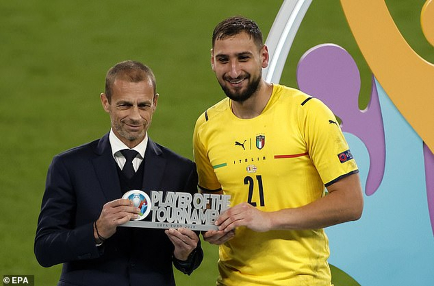 Gianluigi Donnarumma được trao giải Cầu thủ xuất sắc nhất EURO 2021